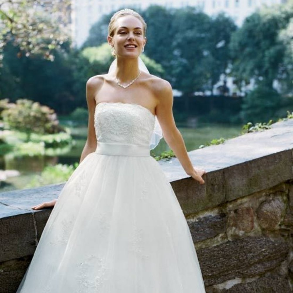 🌸HOST PICK🌸Davids Bridal Strapless Wedding Gown Size 4